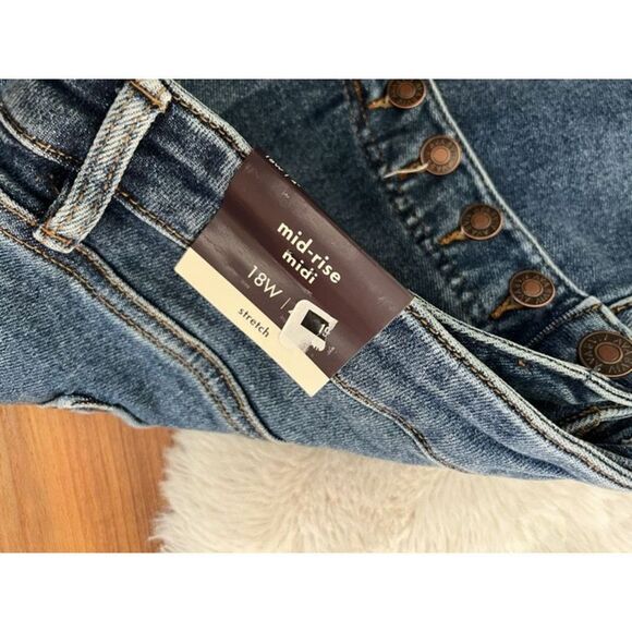 NWT Ava & Viv button Front jean shorts mid-rise Midi - Picture 5 of 7